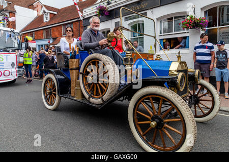 Une ancienne voiture prend part à une procession de rue pendant la Foire Saint-Laurent, Liedekerke, Sussex, UK Banque D'Images