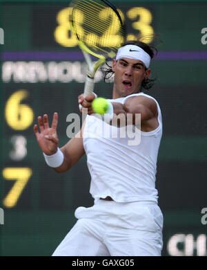 Rafael Nadal d'Espagne en action contre Nicolas Kiefer d'Allemagne pendant les Championnats de Wimbledon 2008 au All England tennis Club de Wimbledon. Banque D'Images