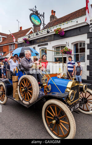 Une ancienne voiture prend part à une procession de rue pendant la Foire Saint-Laurent, Liedekerke, Sussex, UK Banque D'Images