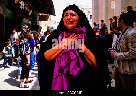 Un fervent chrétien sur la Via Dolorosa lors des fêtes de Pâques, la vieille ville de Jérusalem, Israël Banque D'Images