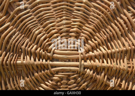 Panier en osier et la texture de fond en bois Banque D'Images