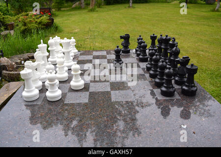 Et d'échecs échiquier dans la table sur cour du ranch Banque D'Images