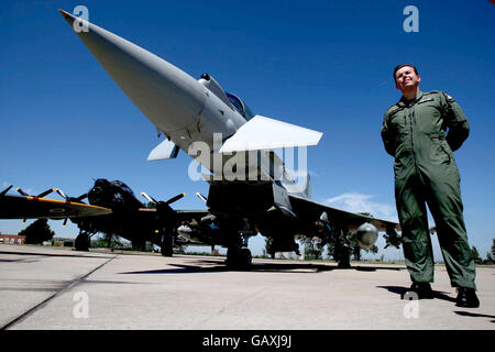 Le chef de l'escadron Mike Balkwill, de l'escadron du typhon, se tient aux côtés d'un avion de chasse au typhon à la RAF Coningsby, dans le Lincolnshire. Aujourd'hui, la RAF lance le chasseur Typhoon comme un avion « capable de jouer un rôle multirôle ». Banque D'Images