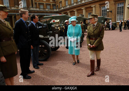 La reine Elizabeth II de Grande-Bretagne inspecte les véhicules d'époque utilisés par la Yeomanry de premiers soins infirmiers pendant la Seconde Guerre mondiale, qui ont été assemblés dans le quadrilatère de Buckingham Palace, Londres. Banque D'Images