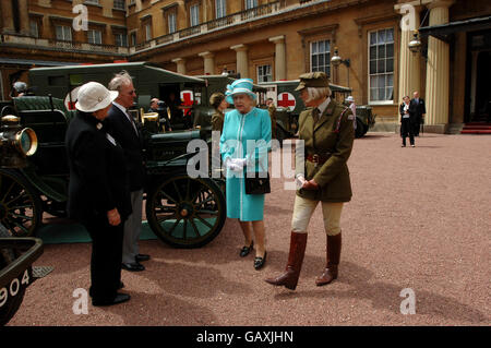 La reine Elizabeth II de Grande-Bretagne inspecte les véhicules d'époque utilisés par la Yeomanry de premiers soins infirmiers pendant la Seconde Guerre mondiale, qui ont été assemblés dans le quadrilatère de Buckingham Palace, Londres. Banque D'Images