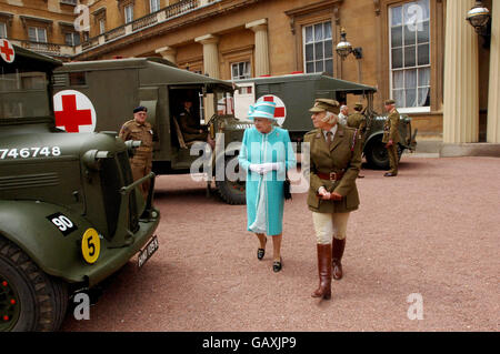 La reine Elizabeth II de Grande-Bretagne inspecte les véhicules d'époque utilisés par la Yeomanry de premiers soins infirmiers pendant la Seconde Guerre mondiale, qui ont été assemblés dans le quadrilatère de Buckingham Palace, Londres. Banque D'Images