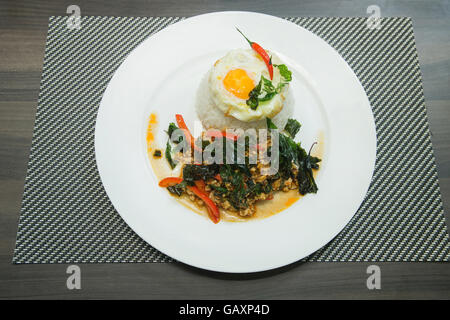 Garni de riz sauté de porc et le basilic. Banque D'Images