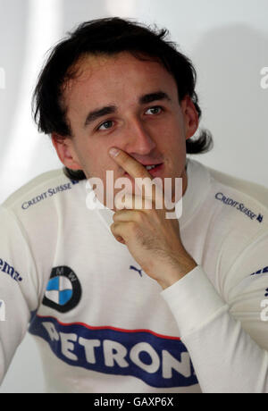 BMW Saubers Robert Kubica attend dans son garage pendant une séance d'entraînement à Magny-cours, Nevers, France. Banque D'Images