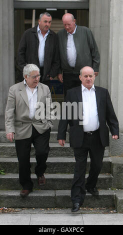 Stephen Quinn (avant droit), père de l'homme assassiné Paul Quinn, quitte le palais de justice de Dundalk, comté de Louth, avec des hommes non identifiés, après l'ajournement de l'enquête Quinn. Banque D'Images