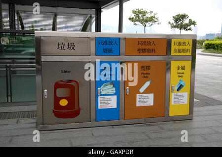 Une poubelle joliment conçu avec différents espaces pour l'élimination des déchets de papier, déchets généraux, des plastiques et des métaux. Kowloon, Hong Kong. Banque D'Images