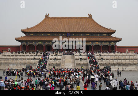 Beaucoup de touristes sont à pied de la salle de l'harmonie suprême dans la Cité Interdite, en face du hall est la rampe étapes dragon Banque D'Images