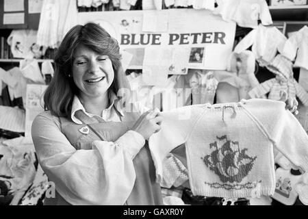 La présentatrice Blue Peter de BBC-TV, Tina Heath, 21 ans, va remercier les téléspectateurs de demain qui l'ont inondée de cadeaux pour le bébé qu'elle attend en septembre. Banque D'Images