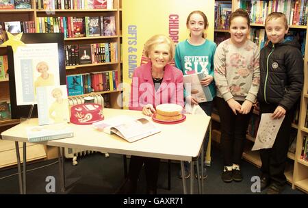 Ligne des fans jusqu'à voir qu'il y propose de Mary Berry de Great British Bake Off Banque D'Images