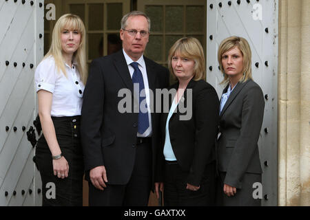 L'associé et la famille de Marine Gary Wright, de Glasgow, de 45 Commando, Royal Marines, (de gauche à droite) la petite amie Joanne Burns, les parents Ian et Rosemary Wright, et la sœur Karen Wright, assistent à l'enquête sur sa mort à la cour des coroners d'Oxford. Banque D'Images