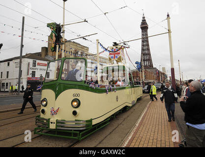 La duchesse de Cornwall voyage aujourd'hui en tramway à travers Blackpool alors qu'elle assiste à la Journée nationale des anciens combattants, à Blackpool. Banque D'Images