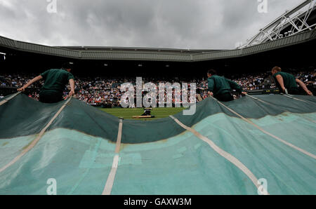 Une vue des couvertures tirées sur le court 1 alors que la pluie retarde le match pendant les championnats de Wimbledon 2008 au All England tennis Club de Wimbledon. Banque D'Images