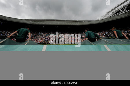 Une vue des couvertures tirées sur le court central alors que la pluie retarde le match pendant les championnats de Wimbledon 2008 au All England tennis Club de Wimbledon. Banque D'Images