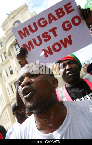 Des militants extérieurs à l'ambassade du Zimbabwe dans le Strand, Londres, protestent contre l'élection du parti unique au Zimbabwe. Banque D'Images