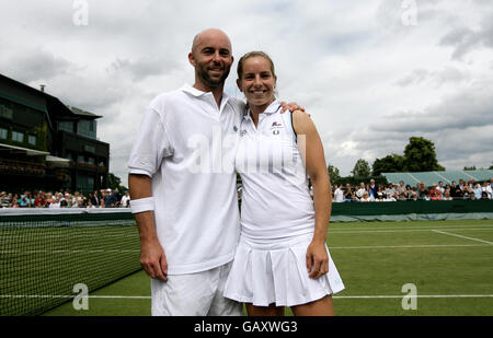 Jamie Delgado et Katie O'Brien, en Grande-Bretagne, célèbrent leur victoire dans leur double match lors des championnats de Wimbledon 2008 au All England tennis Club de Wimbledon. Banque D'Images