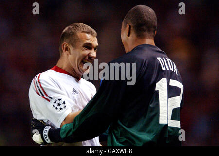 Andriy Shevchenko d'AC Milan fête avec le gardien de but Dida après avoir gagné Finale de la Ligue des champions de l'UEFA contre Juventus Banque D'Images