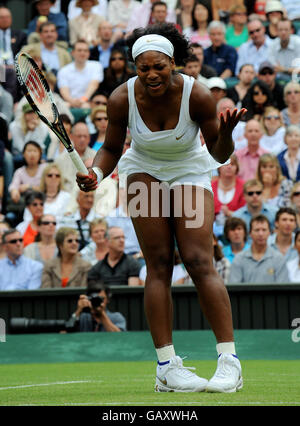 Serena Williams aux États-Unis réagit à son match contre l'Amélie Mauresmo en France lors des championnats de Wimbledon 2008 au All England tennis Club de Wimbledon. Banque D'Images