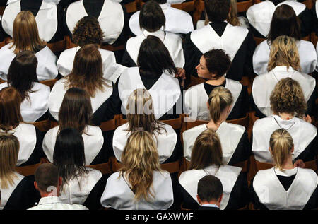 Les diplômés de l'Université d'Édimbourg célèbrent après une cérémonie de remise des diplômes au McEwan Hall, au centre d'Édimbourg. Banque D'Images