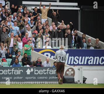 Cricket - Twenty20 Cup 2008 - Division Sud - Surrey Brown Caps v Middlesex Crusaders - The Brit Oval. Le club de fans de Jason Roy de Surrey Brown Caps Banque D'Images