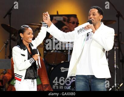 Will Smith et sa femme Jada Pinkett-Smith sur scène lors du concert de 46664 en l'honneur du quatre-vingt-dixième anniversaire de Nelson Mandela à Hyde Park, Londres. Banque D'Images