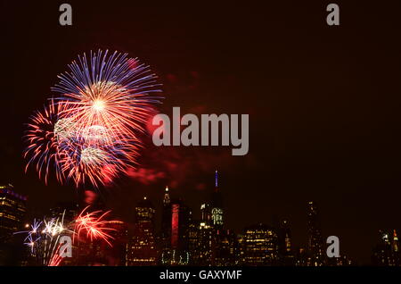 Macy's 4 juillet fireworks depuis Pont de Brooklyn Park à la recherche vers le bas Manhattan Banque D'Images