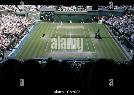 Une vision générale de l'action entre Andy Murray en Grande-Bretagne et Rafael Nadal en Espagne lors des championnats de Wimbledon 2008 au All England tennis Club à Wimbledon. Banque D'Images