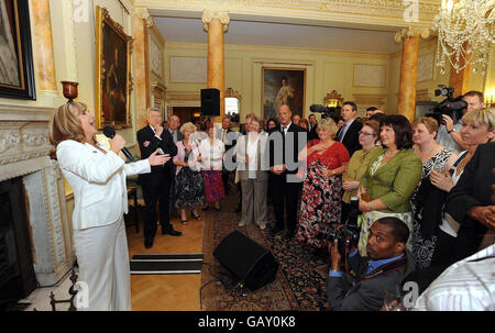 Lesley Garrett chante à ses invités, lors d'une réception au numéro 10 Downing Street, pour célébrer le 60e anniversaire du NHS. Banque D'Images