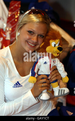 Le plongeur Tonia Couch, membre de l'équipe GB, recueille sa mascotte avec ses 45 kg de kit olympique lors de la journée médiatique de l'équipe GB au Pavillon, NEC, Birmingham. Banque D'Images