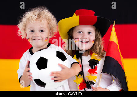 Les enfants et les encouragements de l'équipe nationale de football allemande. Kids fans et sympathisants de l'Allemagne lors du championnat de soccer. Banque D'Images