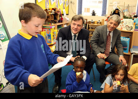 Le député conservateur John Bercow (à droite) et le secrétaire d'école Ed Balls (au centre) lors d'une visite à l'école primaire communautaire Churchill Gardens à Londres pour lancer un rapport de recommandation concernant le discours dans l'éducation. Banque D'Images