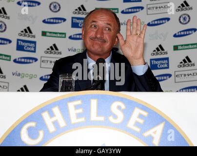 Soccer - Barclays Premier League - Chelsea Press Conference - Hilton Cobham Hotel.Luiz Felipe Scolari, le nouveau directeur de Chelsea, lors d'une conférence de presse Banque D'Images