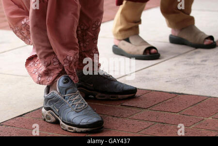 Une femme vêtue d'un sari avec des baskets Nike air participe à la Big Bollywood Dance Class à la British Library de Londres. Banque D'Images