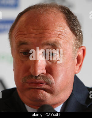 Luiz Felipe Scolari, le nouveau directeur de Chelsea, lors d'une conférence de presse à l'hôtel Hilton Cobham de Londres. Banque D'Images