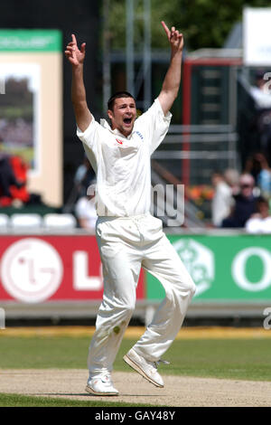 Cricket - second npower Test - Angleterre contre Zimbabwe.Steve Harmison, de l'Angleterre, célèbre la prise du cricket de Dion Ebrahim, au Zimbabwe Banque D'Images