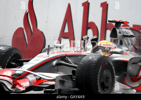 Lewis Hamilton de McLaren Mercedes célèbre la victoire du Grand Prix britannique à Silverstone, dans le Northamptonshire. Banque D'Images