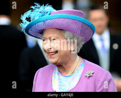 La reine Elizabeth II de Grande-Bretagne accueille une fête dans le jardin du palais de Buckingham, à Londres. Banque D'Images