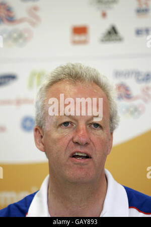 Le chef de mission de l'équipe GB Simon Clegg, s'exprime lors d'une conférence de presse au lac d'aviron de Redgrave/Pinsent, au cours de laquelle les rameurs sélectionnés pour l'équipe GB pour les Jeux Olympiques de Beijing 2008 de cet été ont été annoncés, vu ici lors d'un appel photo au lac d'aviron de Redgrave/Pinsent, Caversham, Berkshire. Banque D'Images