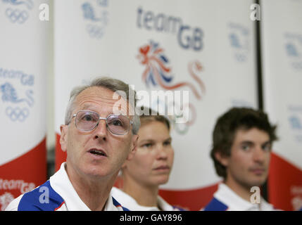 David Tanner, responsable de l'équipe d'aviron senior du GB, prend la parole lors d'une conférence de presse au lac d'aviron de Redgrave/Pinsent, au cours de laquelle les rameurs sélectionnés pour l'équipe GB pour les Jeux Olympiques de Beijing 2008 ont été annoncés.Vu ici lors d'un appel photo au Redgrave/Pinsent Rowing Lake, Caversham, Berkshire. Banque D'Images