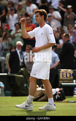 Andy Murray en Grande-Bretagne célèbre la victoire contre Xavier Malisse en Belgique lors des championnats de Wimbledon 2008 au All England tennis Club de Wimbledon. Banque D'Images