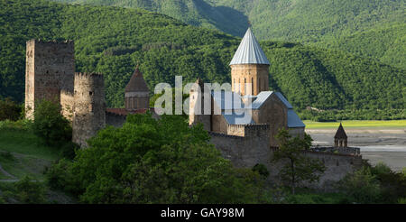 Château Ananuri complexe est situé sur le Réservoir Zhinvali en Géorgie. Banque D'Images