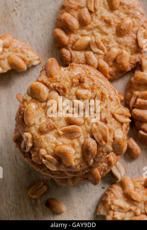 Les cookies d'arachides salées faites avec du sucre et de la farine d'arachide croquant Banque D'Images