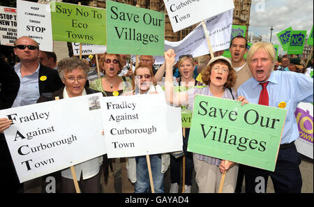 Le député de Michael Fabriquant (à droite) se joint à un groupe de manifestants de Fradley devant les chambres du Parlement, à Londres, pour exprimer leur opposition à des projets de construction de nouvelles éco-villes dans leur comté de Staffordshire. Banque D'Images