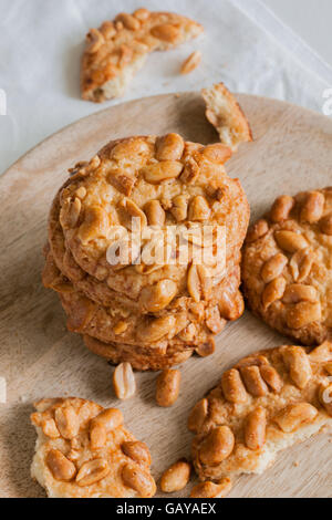 Les cookies d'arachides salées faites avec du sucre et de la farine d'arachide croquant Banque D'Images