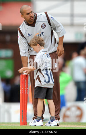 Cricket - Twenty20 Cup 2008 - Division Sud - Surrey Brown Caps v Middlesex Crusaders - The Brit Oval.Scott newman et la mascotte du jour de Surrey Brown Caps remplacent les voiles avant le début des deuxièmes gains Banque D'Images