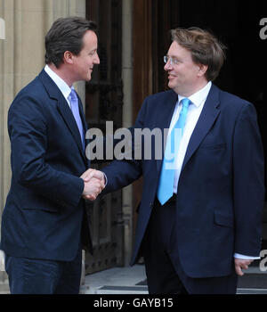 Le chef du Parti conservateur, David Cameron (à gauche), souhaite la bienvenue à la Chambre des communes, à Londres, au nouveau député conservateur de Henley, John Howell. Banque D'Images