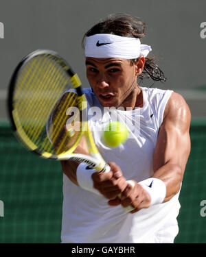 Rafael Nadal d'Espagne pendant son match contre Mikhail Youzhny de Russie pendant les Championnats de Wimbledon 2008 au All England tennis Club de Wimbledon. Banque D'Images